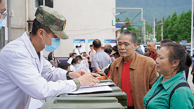 聯(lián)勤保障部隊(duì)第945醫(yī)院專家醫(yī)療隊(duì)為駐地群眾送醫(yī)送藥